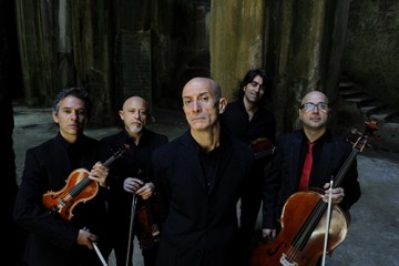 PEPPE SERVILLO E I SOLIS STING QUARTET: VINCENZO DI DONNA, VIOLINO, LUIGI DE MAIO, VIOLINO, GERARDO MORRONE, VIOLA, ANTONIO DI FRANCIA, CELLO.
FOTO DI GIANNI FIORITO