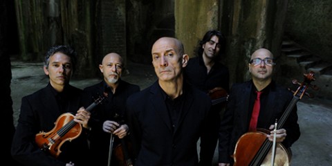 PEPPE SERVILLO E I SOLIS STING QUARTET: VINCENZO DI DONNA, VIOLINO, LUIGI DE MAIO, VIOLINO, GERARDO MORRONE, VIOLA, ANTONIO DI FRANCIA, CELLO.
FOTO DI GIANNI FIORITO